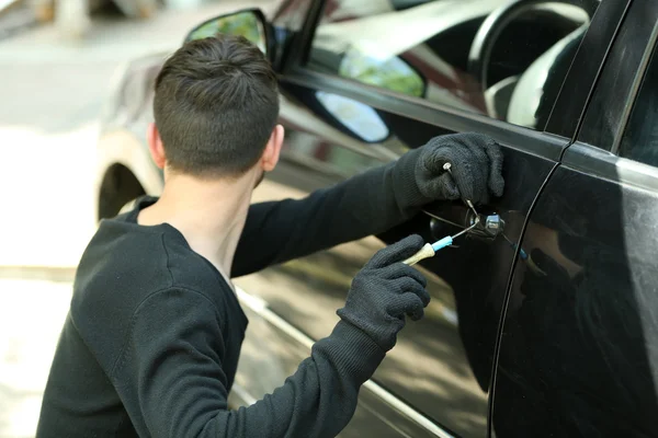 Man inbrottstjuv att stjäla bilen — Stockfoto