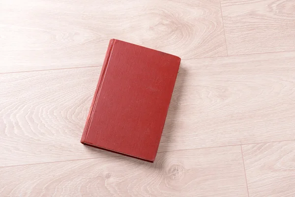 Altes Buch auf Holzgrund — Stockfoto