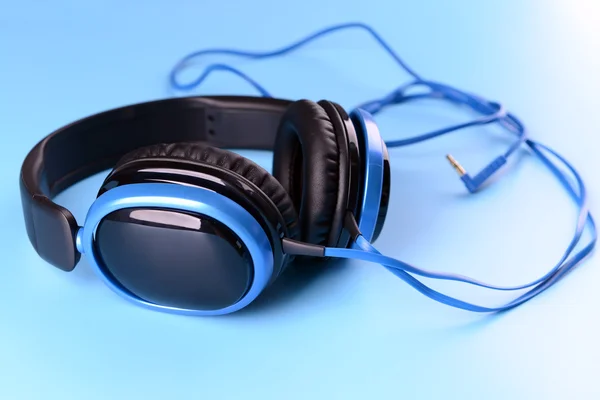 Sluchátka na modrém pozadí — Stock fotografie