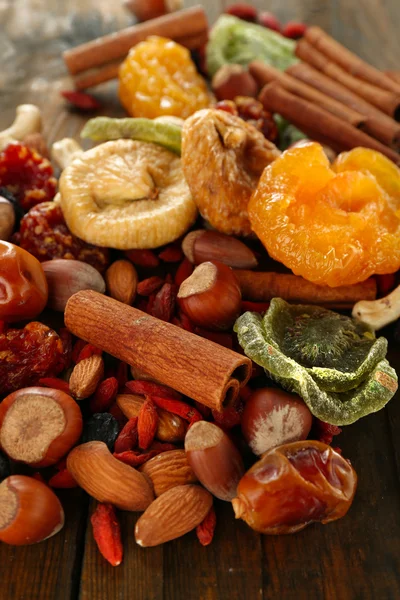 Assortimento di frutta secca su tavolo di legno, primo piano — Foto Stock