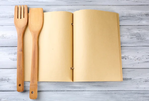 Открыть книгу рецептов на деревянном фоне — стоковое фото