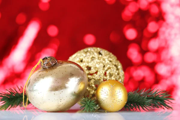 Prachtige kerstballen op rode achtergrond wazig — Stockfoto