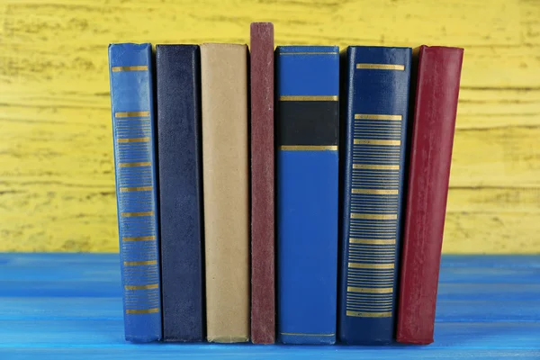Libros retro sobre fondo amarillo de madera —  Fotos de Stock