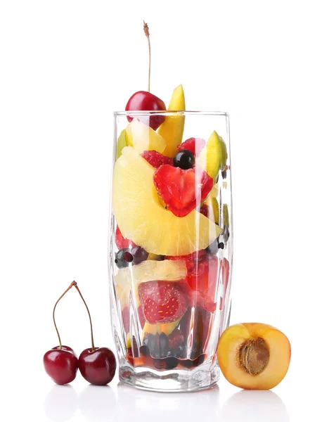 Salade de fruits frais en verre isolé sur blanc — Photo