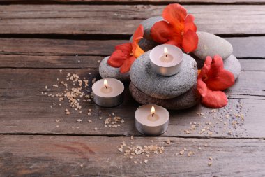 Mumlar ve ahşap masaya çiçek güzel spa kompozisyonu yakın çekim