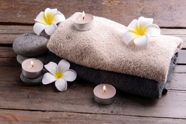 Mumlar ve ahşap masaya çiçek güzel spa kompozisyonu yakın çekim