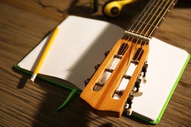 Klasik Gitar ve ahşap masa, closeup kulaklık ile müzik kayıt manzara