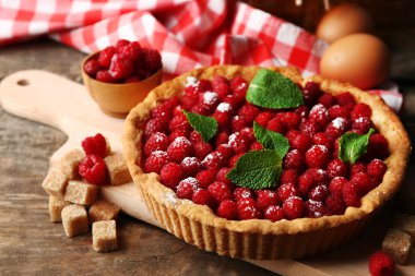 Ahşap arka plan üzerinde taze ahududu ile tart