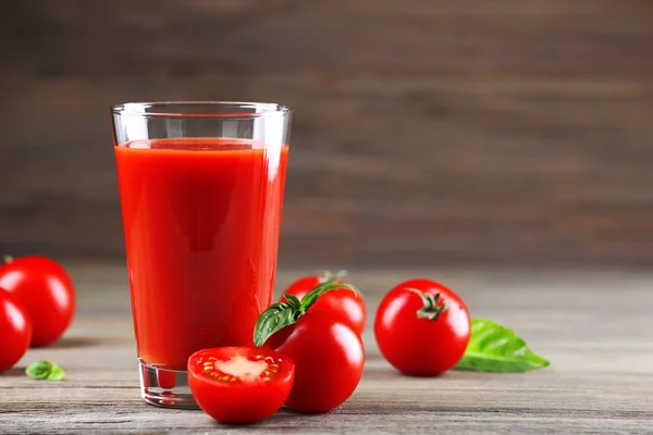 Bardak domates suyu ile sebze ahşap arka plan üzerinde — Stok fotoğraf