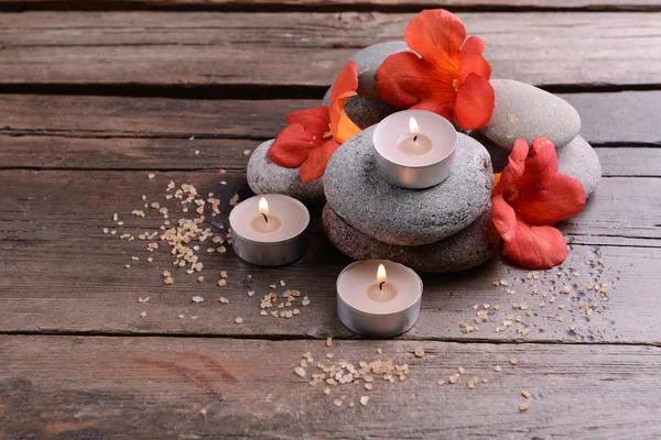 Prachtige spa samenstelling met kaarsen en bloemen op houten tafel close-up — Stockfoto