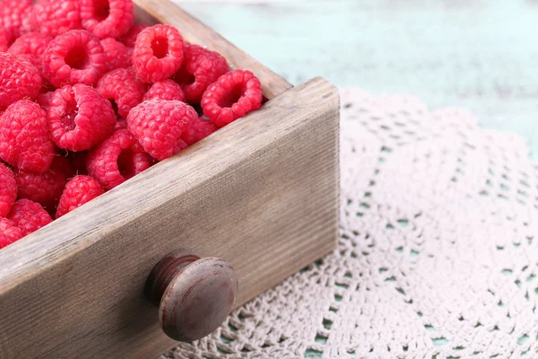 Frische Himbeeren in Holzkiste auf dem Tisch, Nahaufnahme — Stockfoto