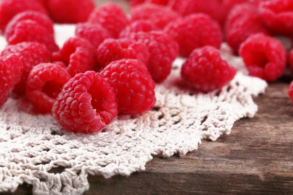 Framboises fraîches sur table en bois avec serviette, gros plan — Photo