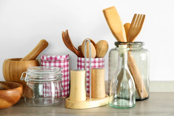 Composição com diferentes utensílios sobre mesa de madeira na cozinha — Fotografia de Stock