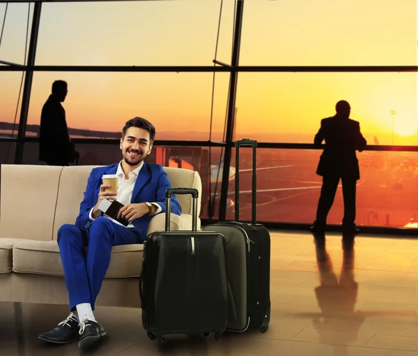 Business man with suitcase in hall of airport — Stock Photo, Image