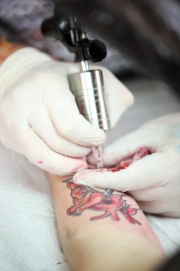 dövme sanatçısı iş yerinde, yakın çekim