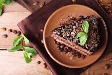 lezzetli çikolatalı kek ile nane plaka tablo üzerinde kapat