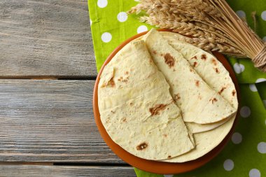 ev yapımı kepekli un tortilla ahşap masa arka plan üzerinde plaka üzerinde yığını