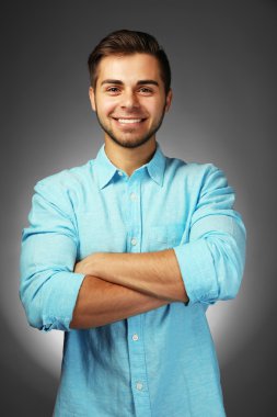 yakışıklı bir adam gri arka plan üzerinde