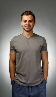 yakışıklı bir adam gri arka plan üzerinde