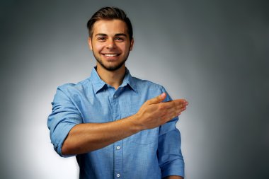 yakışıklı bir adam gri arka plan üzerinde