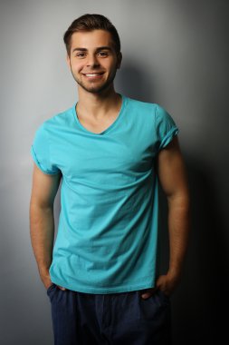 yakışıklı bir adam gri arka plan üzerinde