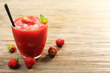 bardak çilek smoothie çilek tablo ile yakın çekim