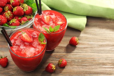 bardak çilek smoothie çilek tablo ile yakın çekim