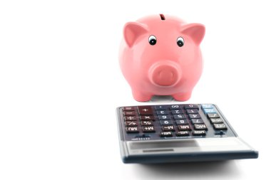 kumbara üzerinde beyaz izole hesap makinesi ile