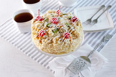 Tereyağı kek kiraz stand ve ışık arka plan üzerinde tablo ayarı ile