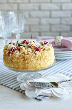 Tereyağı kek kiraz stand ve ışık arka plan üzerinde tablo ayarı ile