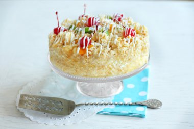 Tereyağı kek kiraz renk ahşap arka plan üzerinde stand ile