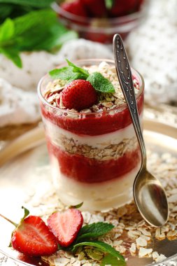 Tatlı taze çilek, krem ve granola, tepsi, ahşap masa arka plan üzerinde