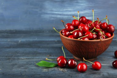 ahşap zemin üzerinde kase taze kiraz