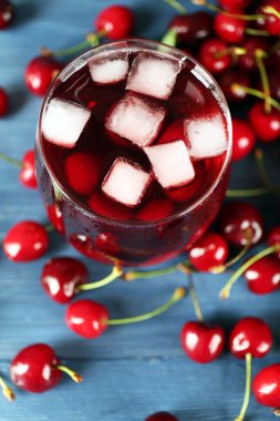 Bardak taze meyve suyu kiraz ahşap tablo ile yakın çekim