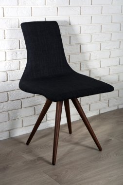 Tuğla duvar modern sandalye