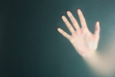 ıslak cam arkasında el