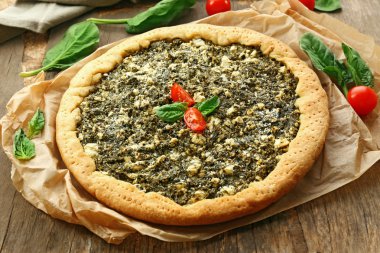 Ispanak ve masaya kiraz domates ile açık pasta yakın çekim