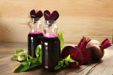 Ahşap masa, tatlı taze pancar suyu