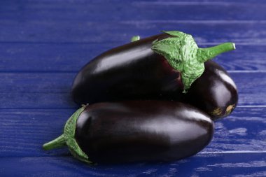 Tahta arka planda taze patlıcan