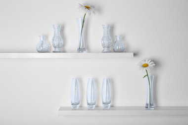 Raf dekoratif vazolar