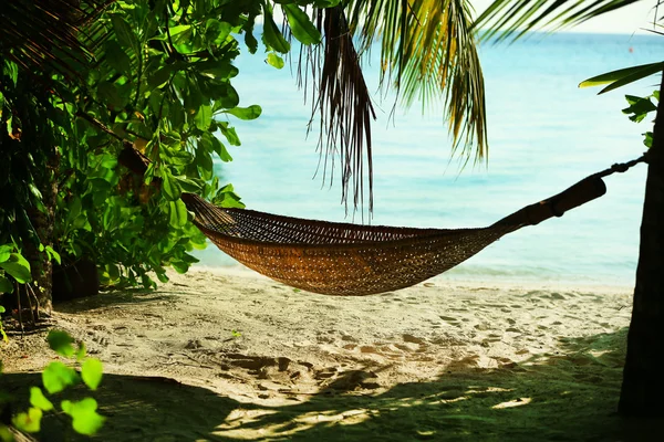 Stroh-Hängematte am tropischen Strand im Resort — Stockfoto