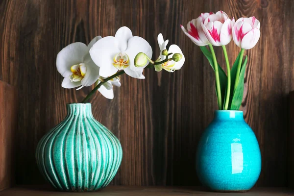 Čerstvé jarní květiny na dřevěném pozadí — Stock fotografie