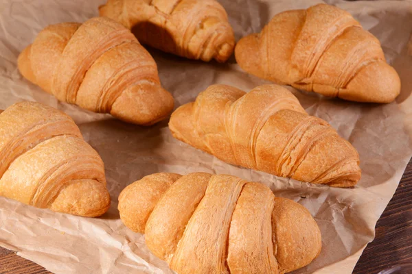 Heerlijke croissants op tabel close-up — Stockfoto