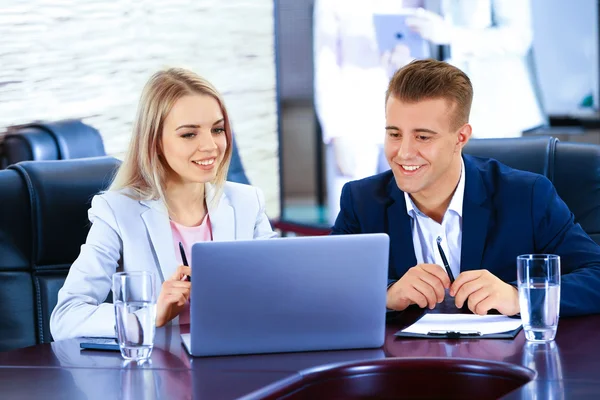 Uomini d'affari che lavorano in sala conferenze — Foto Stock