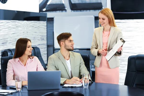 Affärsmän som arbetar i konferensrum — Stockfoto