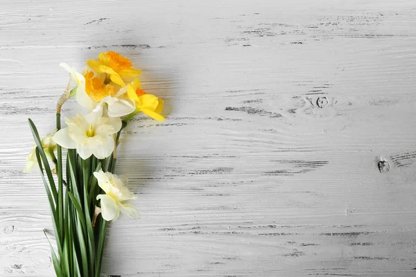 Flores frescas de narciso em fundo de madeira — Fotografia de Stock