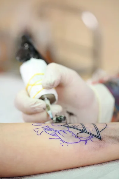 Татуювання Художник на роботі — стокове фото