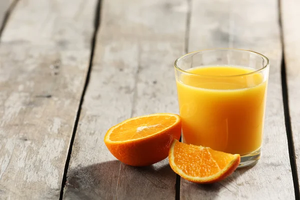 Χυμό πορτοκαλιού σε κοντινό πλάνο του πίνακα — Φωτογραφία Αρχείου