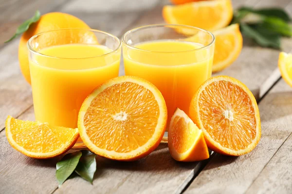 Jugo de naranja en primer plano de la mesa — Foto de Stock