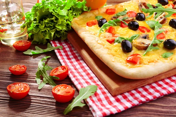Смачна домашня піца на столі крупним планом — стокове фото